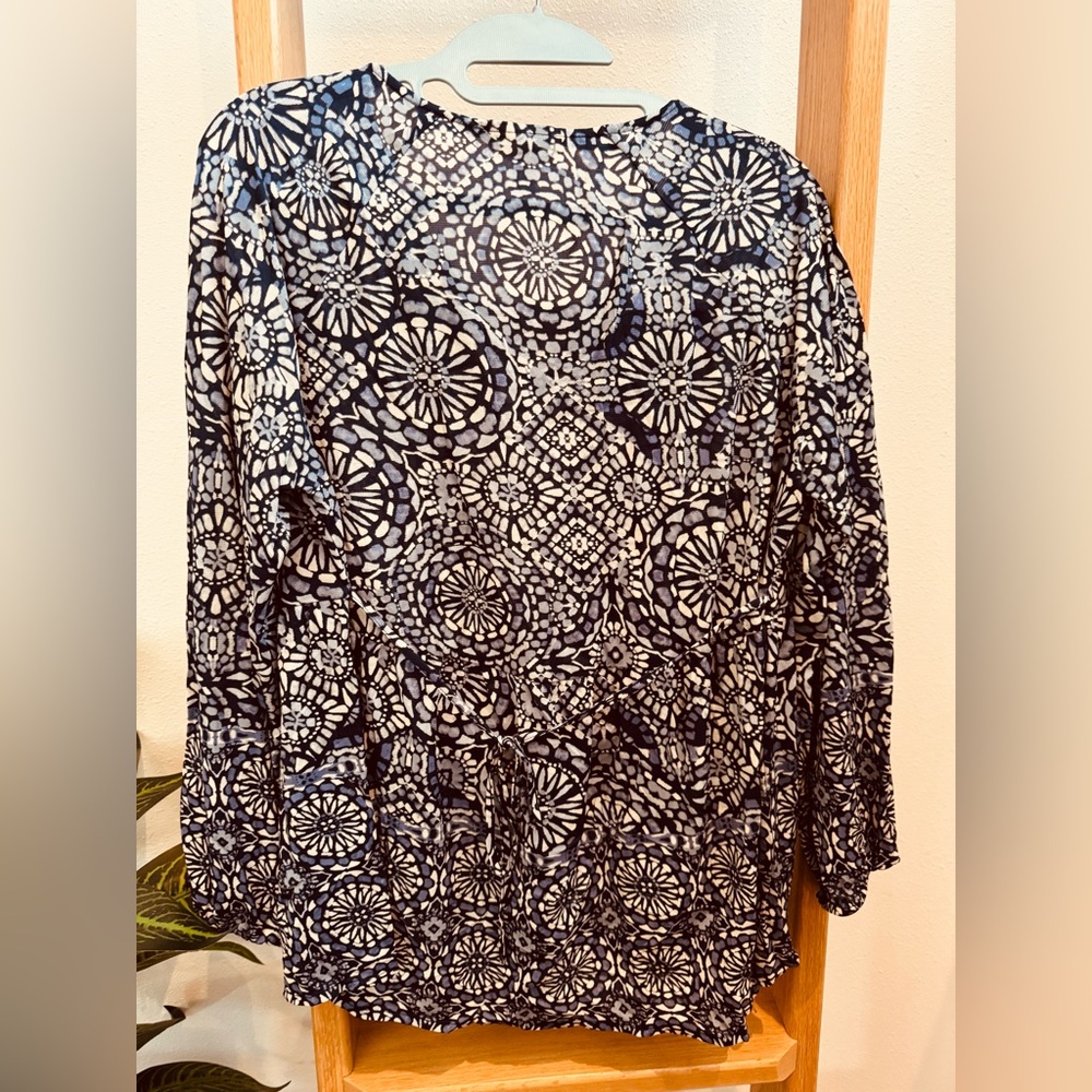 Style & Co Stretchy Navy and White Patterned Bohemian top with tie back & detail - Picture 4 of 7